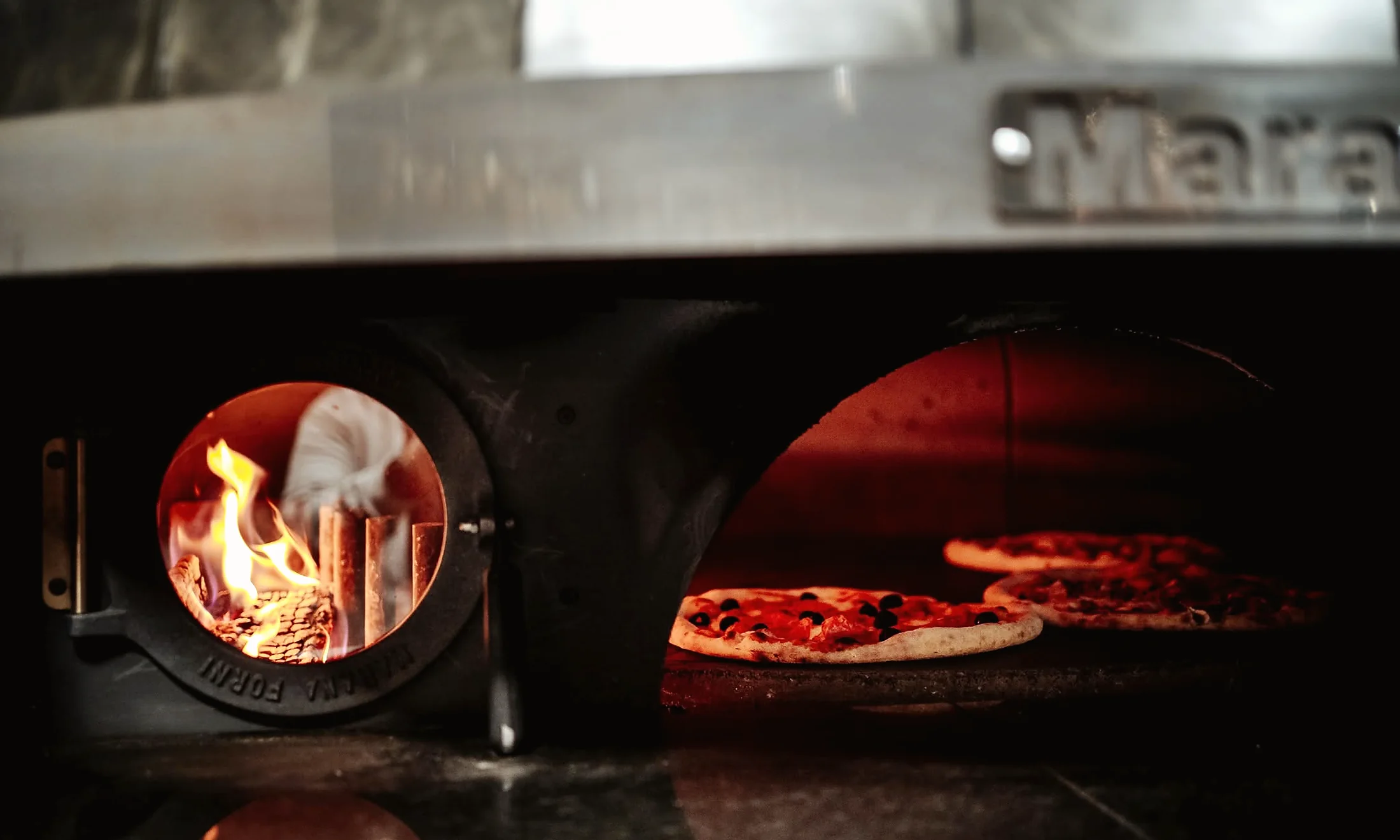 Piec opalany drewnem z pizzą w Restauracji Czarny Piec