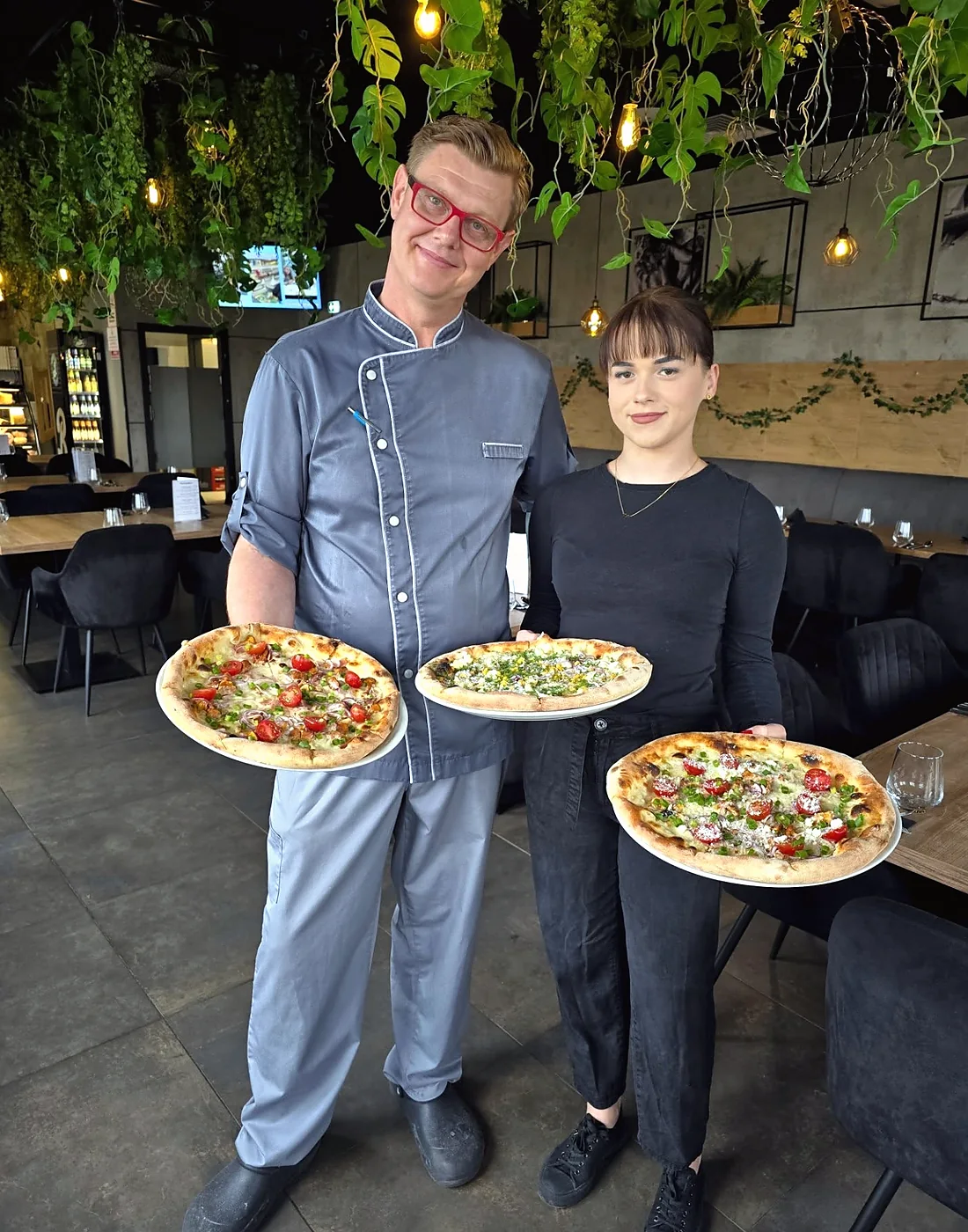 Obsługa z pizzami