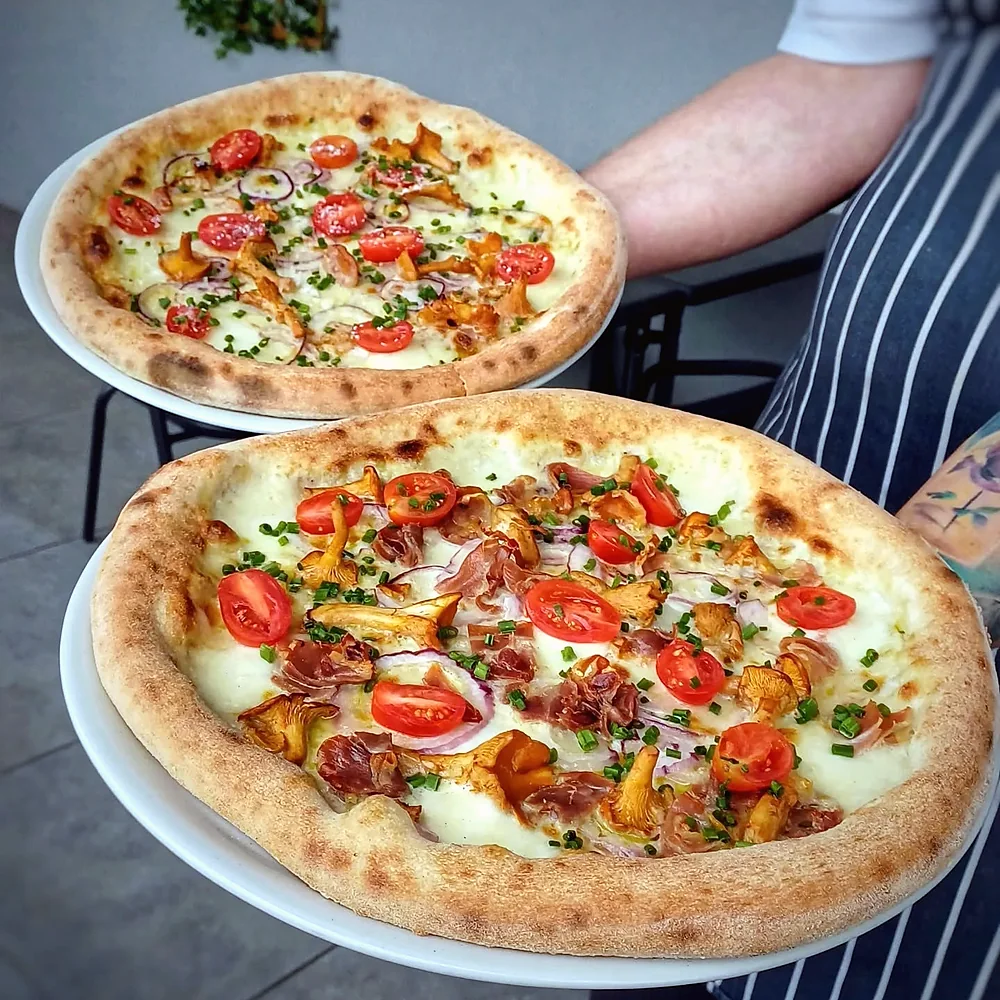 Dwie pizze z restauracji Czarny Piec